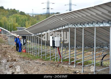 Lomnice, República Checa. 06th de Oct de 2022. Lanzamiento del primer parque fotovoltaico del GRUPO SUAS en Lipnice, cerca de Sokolov, República Checa, 6 de octubre de 2022. Crédito: Slavomir Kubes/CTK Photo/Alamy Live News Foto de stock