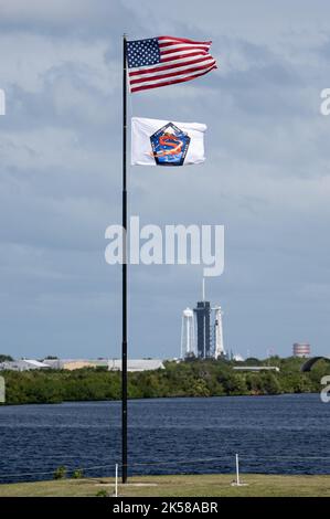 Cabo Cañaveral, Florida, EE.UU. 4th de Oct de 2022. La bandera estadounidense y una bandera con el parche para la misión SpaceX Crew-5 de la NASA se ven en el sitio de prensa y en el Centro Espacial Kennedy de la NASA, el martes 4 de octubre de 2022, en Florida. La misión SpaceX Crew-5 de la NASA es la quinta misión de rotación de la tripulación de la nave espacial SpaceX Crew Dragon y el cohete Falcon 9 a la Estación Espacial Internacional como parte del Programa Comercial de la tripulación de la agencia. Los astronautas Nicole Mann y Josh Cassada de la NASA, Koichi Wakata, astronauta de la Agencia de Exploración Aeroespacial de Japón (JAXA) y Anna Kikina, cosmonauta de Roscosmos, están programados para lanzarse Foto de stock