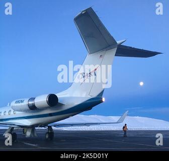 Gulfstream III de la NASA fue uno de los varios aviones de investigación que la misión Oceans Melting Greenland de la NASA utilizó durante su campaña de campo de seis años para registrar la temperatura, salinidad y profundidad del océano alrededor de toda la isla. OMG utilizó los aeropuertos de Groenlandia, Islandia y Noruega como base para los vuelos de investigación. Esta imagen fue tomada en la Base Aérea de Thule, Groenlandia, el 18 de septiembre de 2016. Foto de stock
