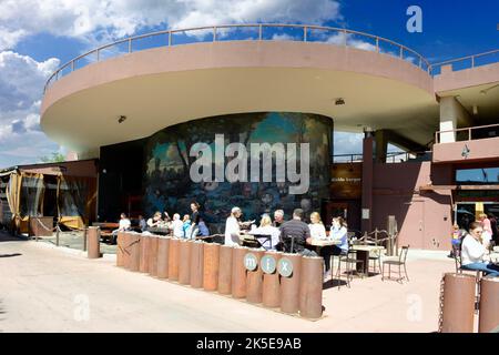 Gente en Heritage Square comiendo en Diablo Burger café en el centro de Flagstaff, AZ