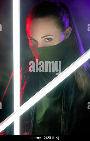 Cara de mujer en la oscuridad con pintura fluorescente maquillaje detrás de  un velo blanco bajo las luces negras Fotografía de stock - Alamy