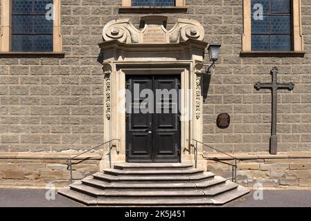 Portal de entrada de la iglesia parroquial de San Miguel, construido 1713-1732, Zeil am Main, Baja Franconia, Baviera, Alemania Foto de stock
