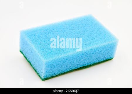Esponja de limpieza de espuma azul para lavar platos, limpiar el baño y otras necesidades del hogar sobre un fondo blanco. Primer plano Foto de stock