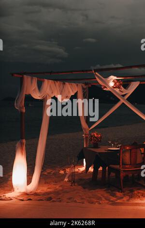 Romántico restaurante al lado del mar para una puesta de sol en la isla de Koh Samui Foto de stock