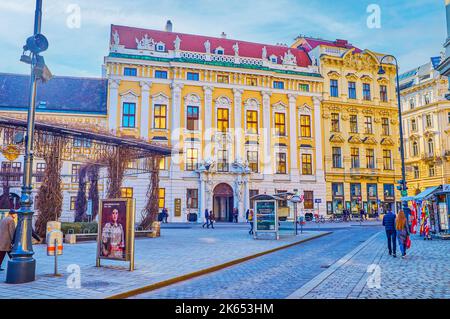 VIENA, AUSTRIA - 17 DE FEBRERO de 2019: Escena urbana en el corazón del casco antiguo en los alrededores de edificios y palacios históricos, el 17 de febrero en V Foto de stock