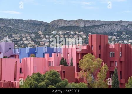 Calpe, España - 12 de marzo de 2022: Murallas rojas del edificio La Muralla Roja en Calpe (Calp), Alicante, España Foto de stock