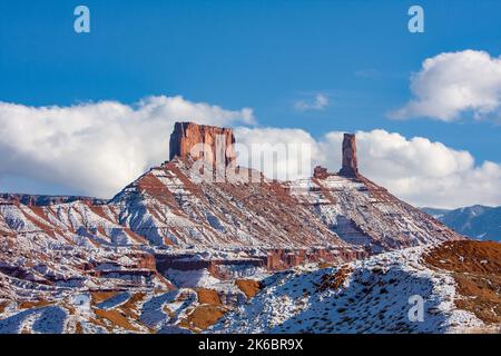 La Rectoría, a la izquierda, y Castle Rock o la Torre Castleton con nieve en invierno. Valle del Castillo, Utah. Foto de stock
