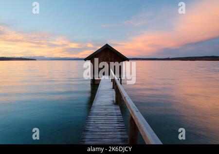 Un cobertizo durante la puesta de sol en el lago Ammer, Baviera Foto de stock
