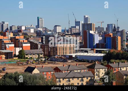 Vistas al centro de Leeds. La tierra vacía abajo es el sitio de desarrollo City Reach en Kirkstall Road. Foto de stock