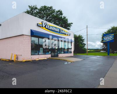 New Hartford, Nueva York - 13 de septiembre de 2022: Vista lateral del paisaje de la tienda de suplementos de la vitamina Shoppe, con más de 700 localizaciones a nivel nacional. Foto de stock