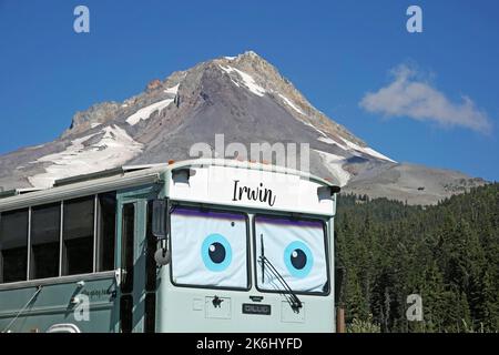 Un autobús grande, convertido en un campista, estacionado en White River Sno Park debajo de Mount Hood, en las Cascadas de Oregon. Foto de stock