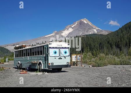 Un autobús grande, convertido en un campista, estacionado en White River Sno Park debajo de Mount Hood, en las Cascadas de Oregon. Foto de stock