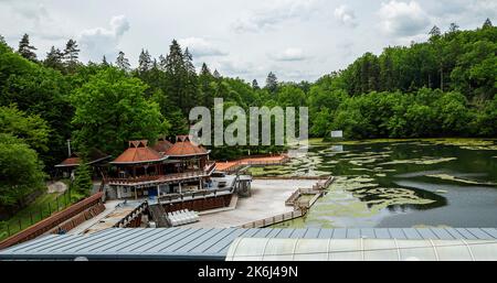 SOVATA, MURES, RUMANIA – 29 DE MAYO de 2021: Paisaje con lago de osos (Lacul Ursu) en el complejo Sovata, Transilvania, Rumanía. Foto de stock