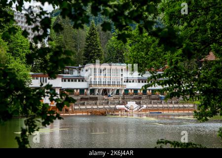 SOVATA, MURES, RUMANIA – 29 DE MAYO de 2021: Paisaje con lago de osos (Lacul Ursu) en el complejo Sovata, Transilvania, Rumanía. Foto de stock