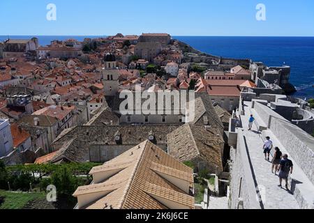 Las murallas de la ciudad de Dubrovnik con los turistas Foto de stock