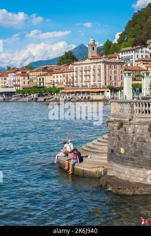 Lago Italia, vista en verano de la pintoresca ciudad de Bellagio a orillas del lago en el Lago Como, Lombardía, Italia Foto de stock