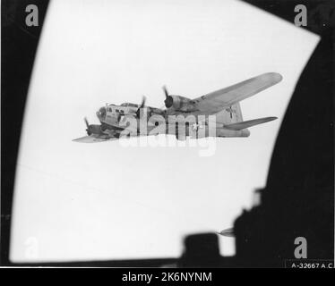 Avión de control remoto de AAF Volando a Washington. Avión de control remoto de AAF Volando a Washington. 'EL AVIÓN DE CONTROL REMOTO DE LA AAF VUELA A WASHINGTON. En la nariz del piloto Boeing B-17 Flying Fortress se controla la 'corona' B-17 desde la que el fotógrafo tomó esta fotografía. El drone salió el 13 de enero de 1947 de Eglin Field, Florida, sede del Comando de Tierra de Prueba Aérea... el piloto 'beeper' voló el avión por control remoto durante todo el vuelo...'. Foto de stock