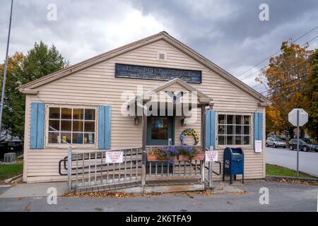 Weston, VT - EE.UU. - 7 de octubre de 2022 Vista otoñal horizontal de la histórica Oficina de Correos de los Estados Unidos de madera en el pintoresco pueblo de Weston, Vermont. Foto de stock