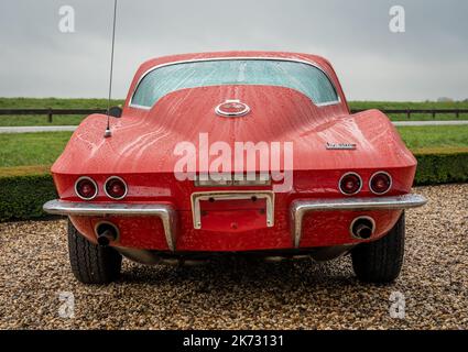 Brummen, Provincia Gelderland, Países Bajos, 15.10.2022, Vista trasera del legendario Chevrolet Corvette Sting Ray de los años 1960s, segunda generación en Ra Foto de stock