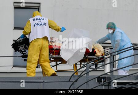 Nantes, Francia, abril de 2nd 2020 - Unos cincuenta covid-19 pacientes fueron transportados a hospitales del noroeste Foto de stock