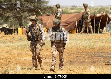 ©PHOTOPQR/LA PROVENCE/SPEICH Frédéric ; Ménaka ; 17/09/2021 ; Reportage sur la Task Force Takuba ( intégrée dans l'opération Barkhane ) basée sur la Base Opérationnelle Avancée (BAO) de Ménaka pour former les solaliens des Force contrans e guutter Gradites et lutter des Arméses (SS) (Bande Sahelo Saharienne) au Nord-Est du Mali à proximité de la frontière nipérienne Des soldats du 27e BCA (Bataillon de Chasseurs Alpins) d'locales patrouillent dans la région de Ménaka ils prennent contact avec les populations pour une annecy médicale ou de la recherche Foto de stock