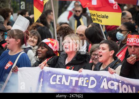 París, Francia, 18th de octubre de 2022. Manifestantes protestando durante un día nacional de huelga y protestas por salarios más altos - Jacques Julien/Alamy Live News Foto de stock
