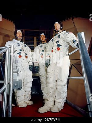 Cabo Cañaveral, Estados Unidos. 18th de Oct de 2022. Los astronautas de la tripulación principal del Apolo 9 de la NASA, de izquierda a derecha, James McDivitt, David Scott y Russell Schweickart posan en trajes espaciales durante el entrenamiento del Simulador de Misión Apolo en el Centro Espacial Kennedy, el 17 de febrero de 1969 en Cabo Cañaveral, Florida. McDivitt comandó la primera misión de caminata espacial Géminis y comandó Apolo 9 durante el primer vuelo orbital tripulado de un módulo lunar, muerto el 15 de octubre de 2022 a la edad de 93 años. Crédito: NASA/NASA/Alamy Live News Foto de stock