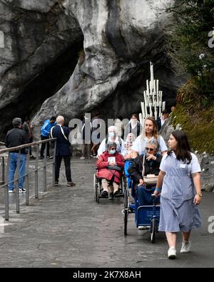 Lourdes, Hautes-Pyrénées, Francia. Cuidadores con peregrinos en sillas de ruedas Foto de stock