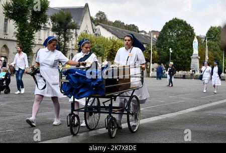 Lourdes, Hautes-Pyrénées, Francia. Cuidadores de enfermería Foto de stock
