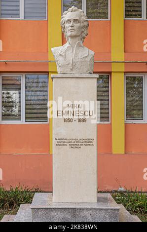 TANTARENI, RUMANIA - 15 DE OCTUBRE de 2020: La estatua del mayor poeta rumano Mihai Eminescu el 15 de octubre de 2020 en Tantareni, Gorj, Rumania. Foto de stock