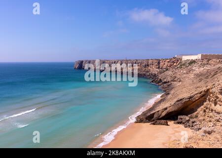 Fuerte y acantilados en Cabo de São Vicente, Sagres, Algarve, Portugal Foto de stock