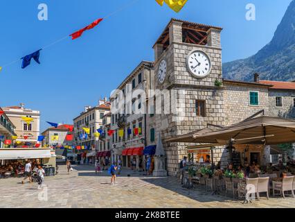 Café / restaurante en el casco antiguo, Plaza de las Armas, (Trg od Oružja) Kotor, Montenegro Foto de stock