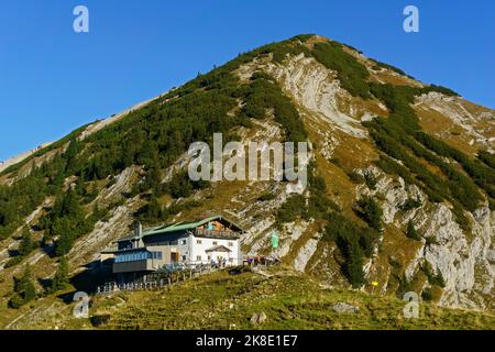 Toelzer Huette am Schafreuter, cabaña del club alpino de la sección de Toelz con Schafreuter, Hinterriss, Parque alpino de Karwendel, Tirol, Austria Foto de stock