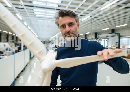 Un hombre de negocios maduro que examina los aerogeneradores de la industria Foto de stock