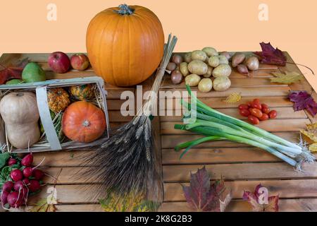 Ein Erntedank Tisch mit Produkten aus der Regionalen Ernte umrandet mit frisch gesammelten Blättern Foto de stock