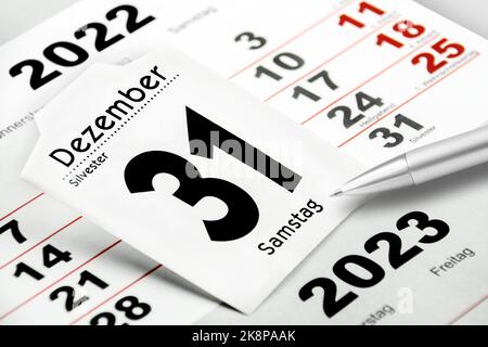Deutscher Kalender Datum 31. Dezember 2022 und Neujahr 2023 mit Kugelschreiber Foto de stock