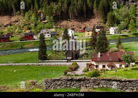 Una vista aérea de las casas típicas de las aldeas en el campo rural de Vestland, Noruega Foto de stock