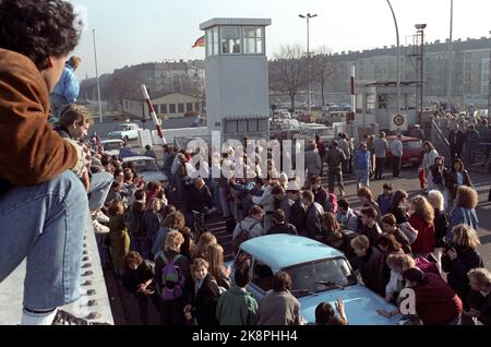 Berlín Alemania 19891110 Caída del Muro de Berlín. Escenas de alegría en el cruce fronterizo de Bornholmer Strasse después de que el límite entre Berlín oriental y occidental se abrió hoy. Foto: Jørn H. Moen / NTB / NTB Foto de stock