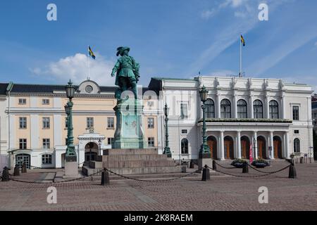 La plaza Gustaf Adolf con su estatua y la fachada del edificio histórico Bourse, Gotemburgo, Suecia Foto de stock