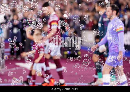 Los jugadores entran en el campo en medio de una ráfaga de burbujas antes del partido de la Premier League en el estadio de Londres. Fecha de la foto: Lunes 24 de octubre de 2022. Foto de stock