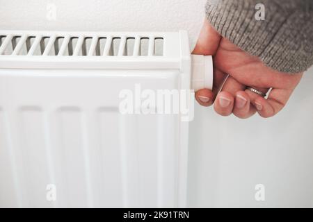 Termostato del radiador, control del radiador, termostato del radiador,  calefacción, calefacción, costos de energía, termostato, radiador, ahorro  de energía, temperatura Fotografía de stock - Alamy