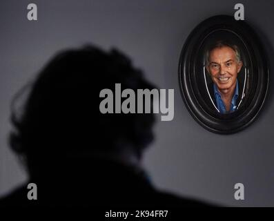Una impresión de Paul Heartfield, Tony Blair, 2014, en exhibición durante la vista previa del Horror Show! Exposición en Somerset House, Londres. La exposición muestra el impacto del horror en los últimos 50 años de rebelión creativa en Gran Bretaña. Fecha de la foto: Miércoles 26 de octubre de 2022.