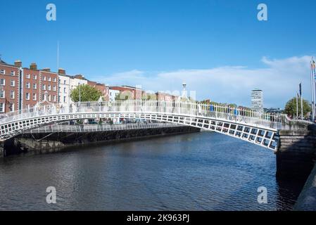El puente Halfpenny en una vista hacia el este del río Liffey en Dublín, Irlanda Foto de stock