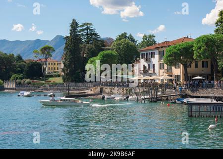 Lenno Italia, vista en verano de la pintoresca ciudad a orillas del lago de Lenno en el Lago Como, Lombardía, Italia Foto de stock