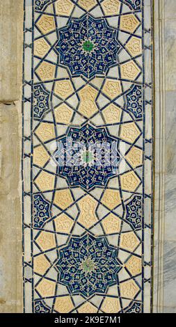 Diseño floral y geométrico de azulejos azules en la pared de la antigua mezquita Bibi Khanym o Khanum, en la lista de la UNESCO de Samarcanda, Uzbekistán Foto de stock