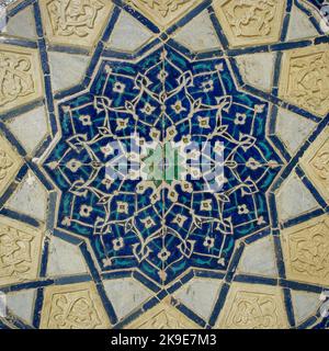 Detalle de diseño floral de azulejos azules y estrellas geométricas en la pared de la antigua Bibi Khanym o mezquita de Khanum, en la lista de la UNESCO de Samarcanda, Uzbekistán Foto de stock