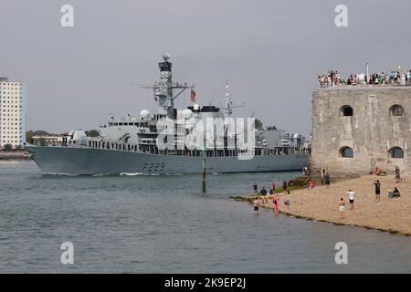 La multitud se agita por la fragata de la Royal Navy HMS LANCASTER mientras se despliega hacia Oriente Medio Foto de stock