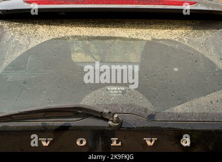 parabrisas trasero con limpiaparabrisas coche sucio en una capa de polvo y  suciedad seca, primer plano sobre el tema del coche. fotografía de coche  Fotografía de stock - Alamy