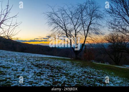 Sonnenuntergang mit Bäumen im Winter en Ebersteinburg Foto de stock