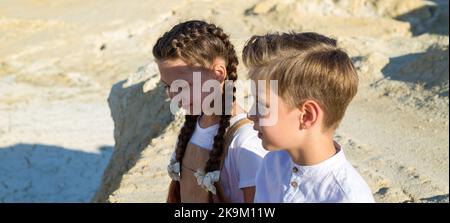 Niño y niña en la primera cita jugando junto con la cometa. Foto de stock